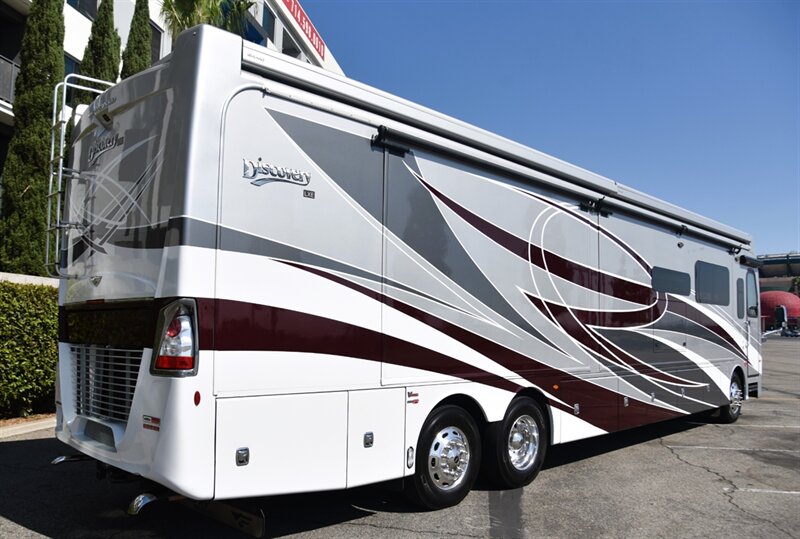 2021 Fleetwood Discovery LXE 44H - Photo 3 - Orange, CA 92867