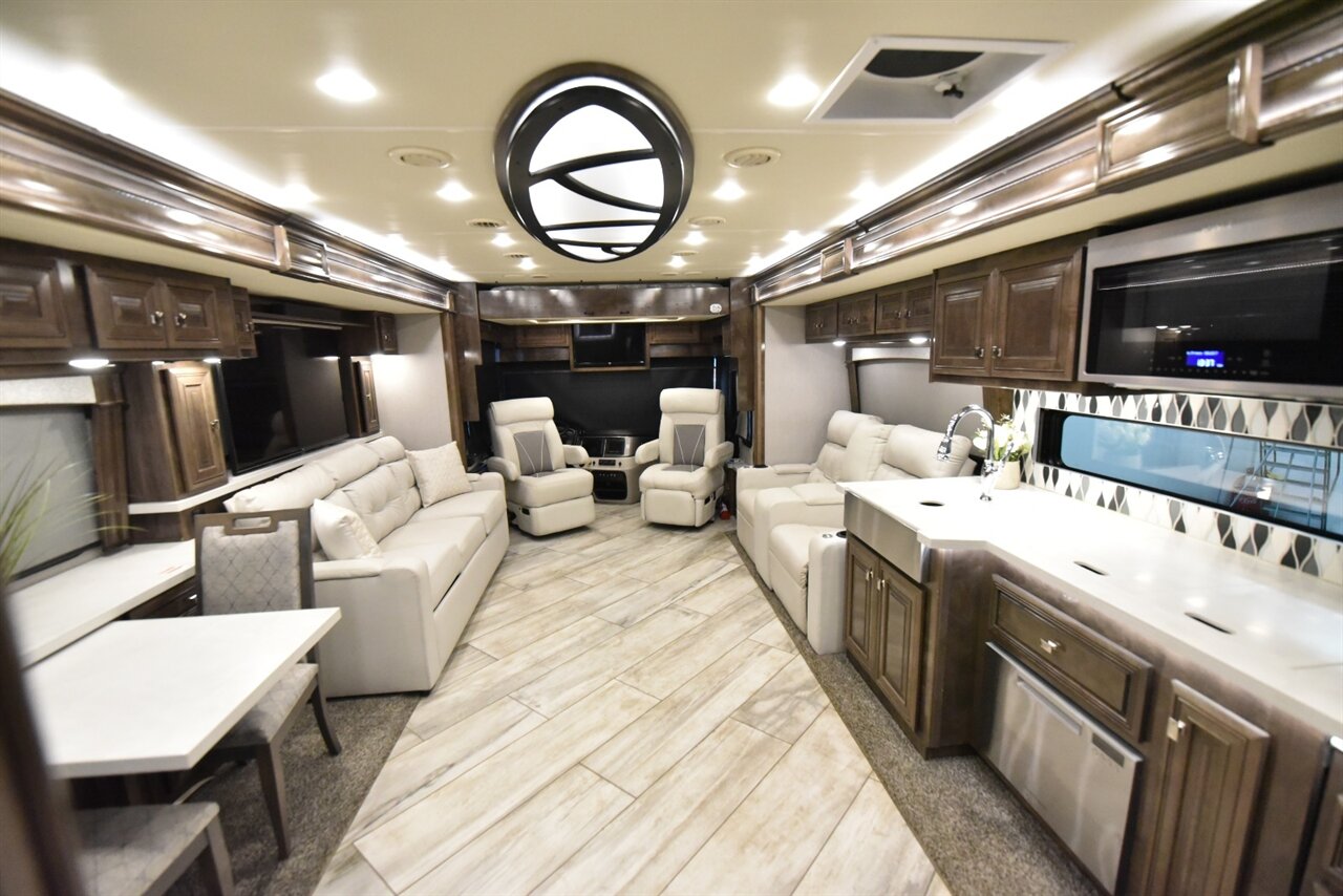 2021 Fleetwood Discovery LXE 44H - Photo 59 - Orange, CA 92867