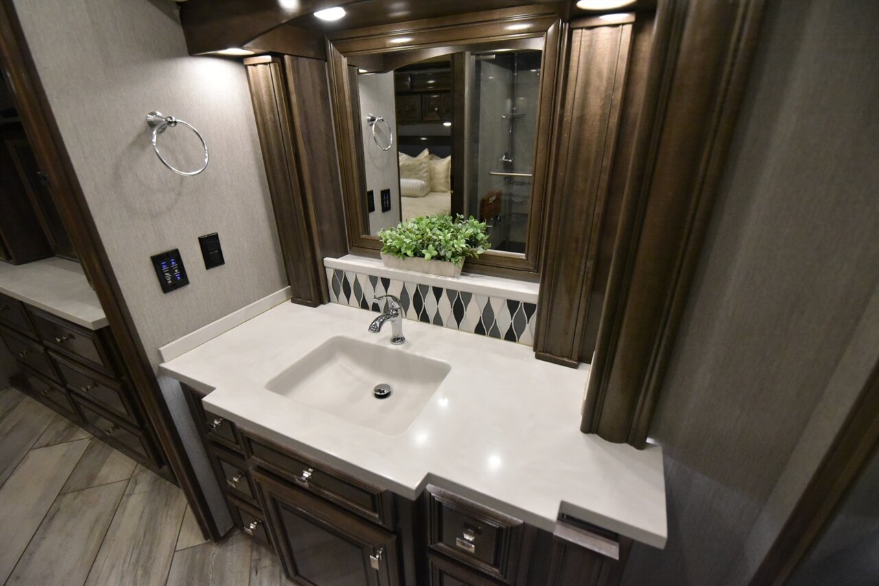 2021 Fleetwood Discovery LXE 44H - Photo 53 - Orange, CA 92867