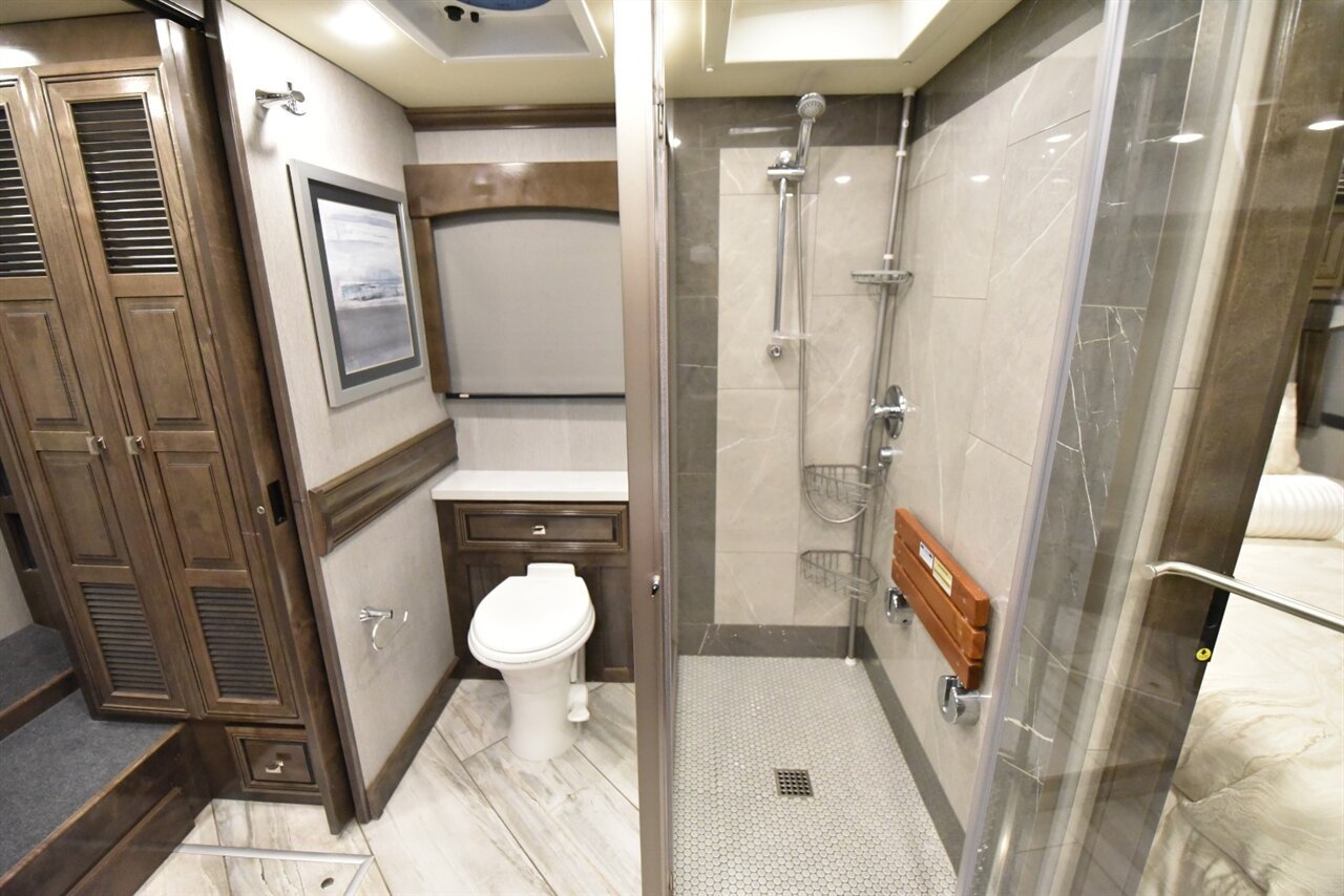 2021 Fleetwood Discovery LXE 44H - Photo 55 - Orange, CA 92867
