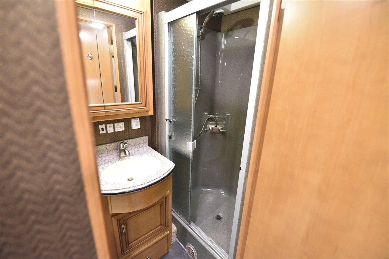 2013 Newmar Ventana - Photo 25 - Orange, CA 92867