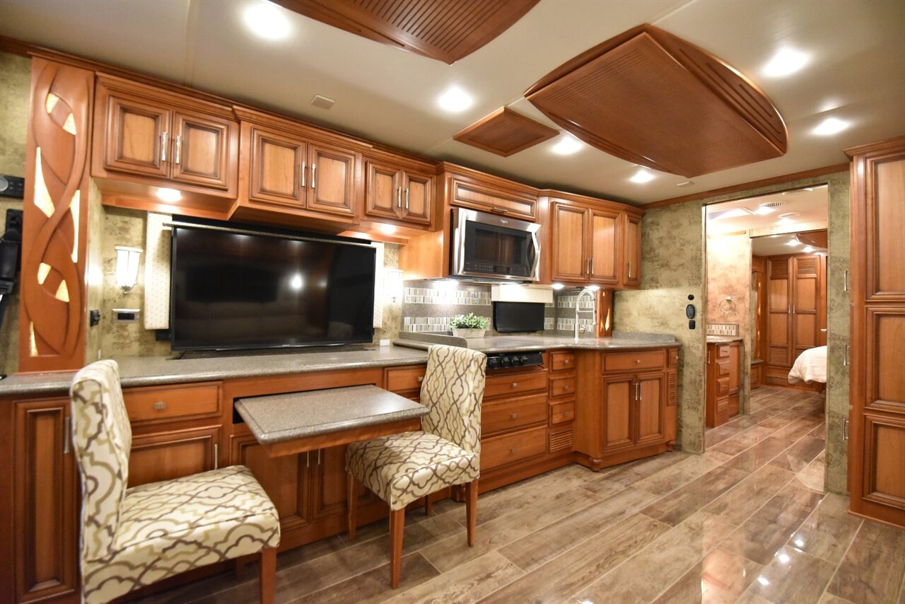 2017 Newmar Ventana 3724 - Photo 19 - Orange, CA 92867