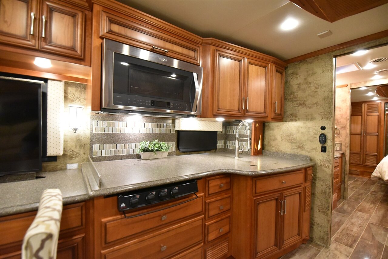 2017 Newmar Ventana 3724 - Photo 23 - Orange, CA 92867