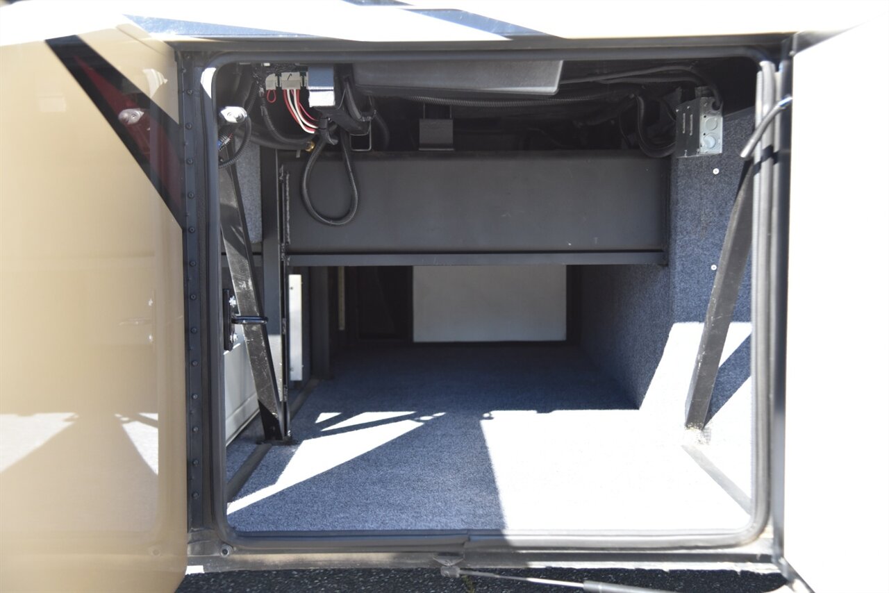 2017 Newmar Ventana 3724 - Photo 51 - Orange, CA 92867