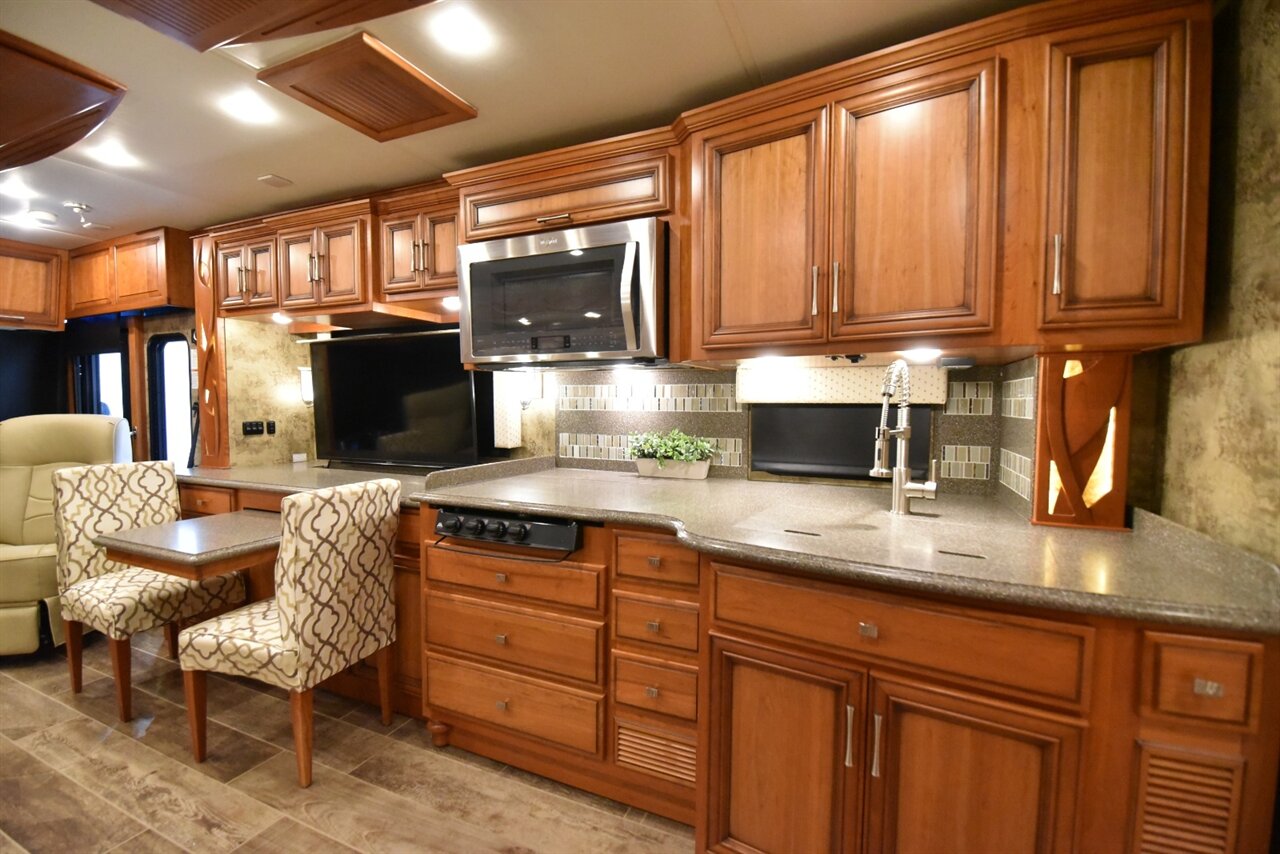 2017 Newmar Ventana 3724 - Photo 24 - Orange, CA 92867