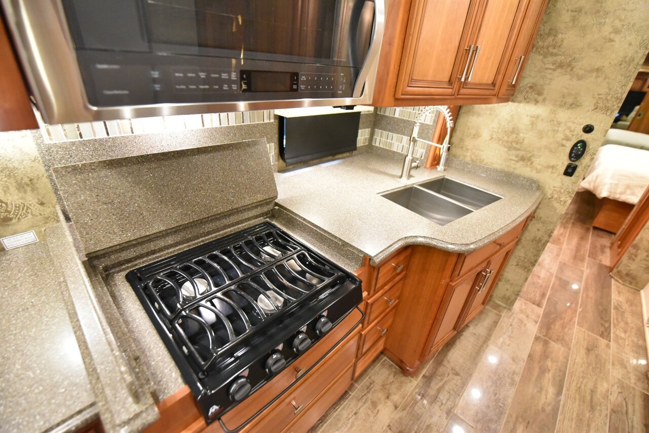 2017 Newmar Ventana 3724 - Photo 26 - Orange, CA 92867