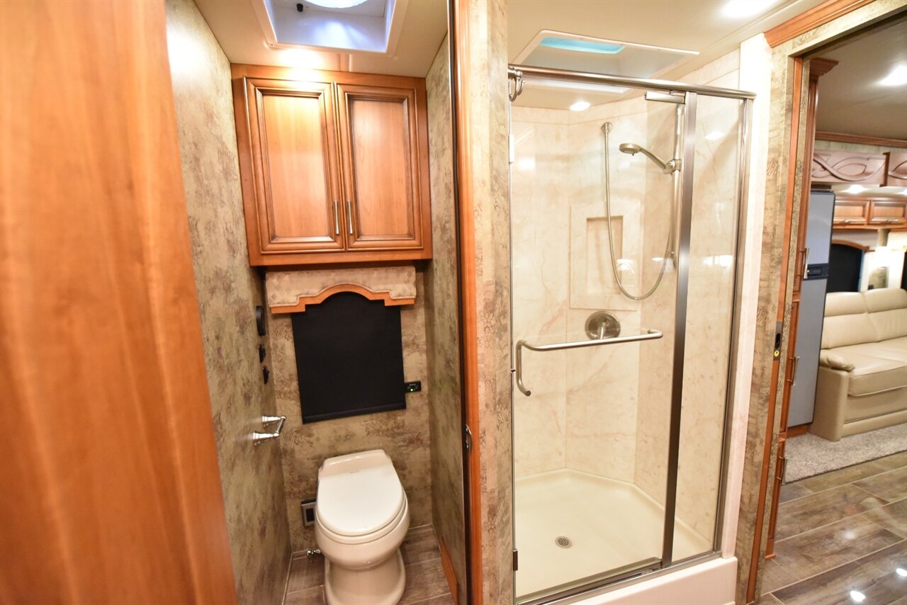 2017 Newmar Ventana 3724 - Photo 35 - Orange, CA 92867