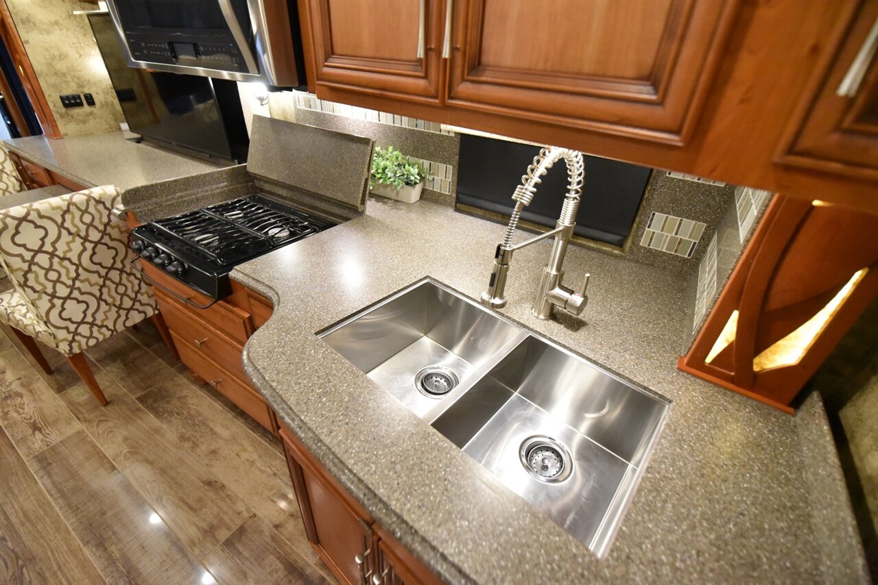 2017 Newmar Ventana 3724 - Photo 25 - Orange, CA 92867