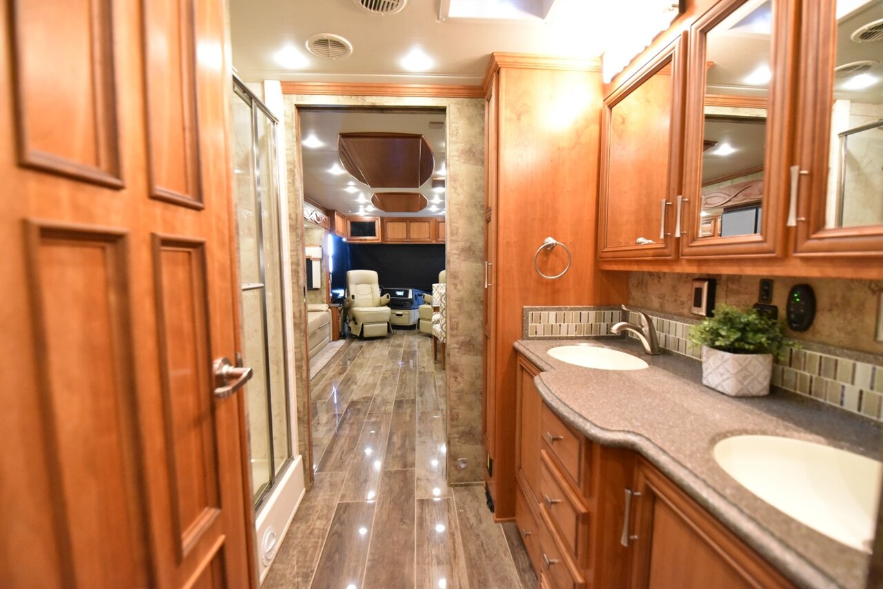 2017 Newmar Ventana 3724 - Photo 34 - Orange, CA 92867