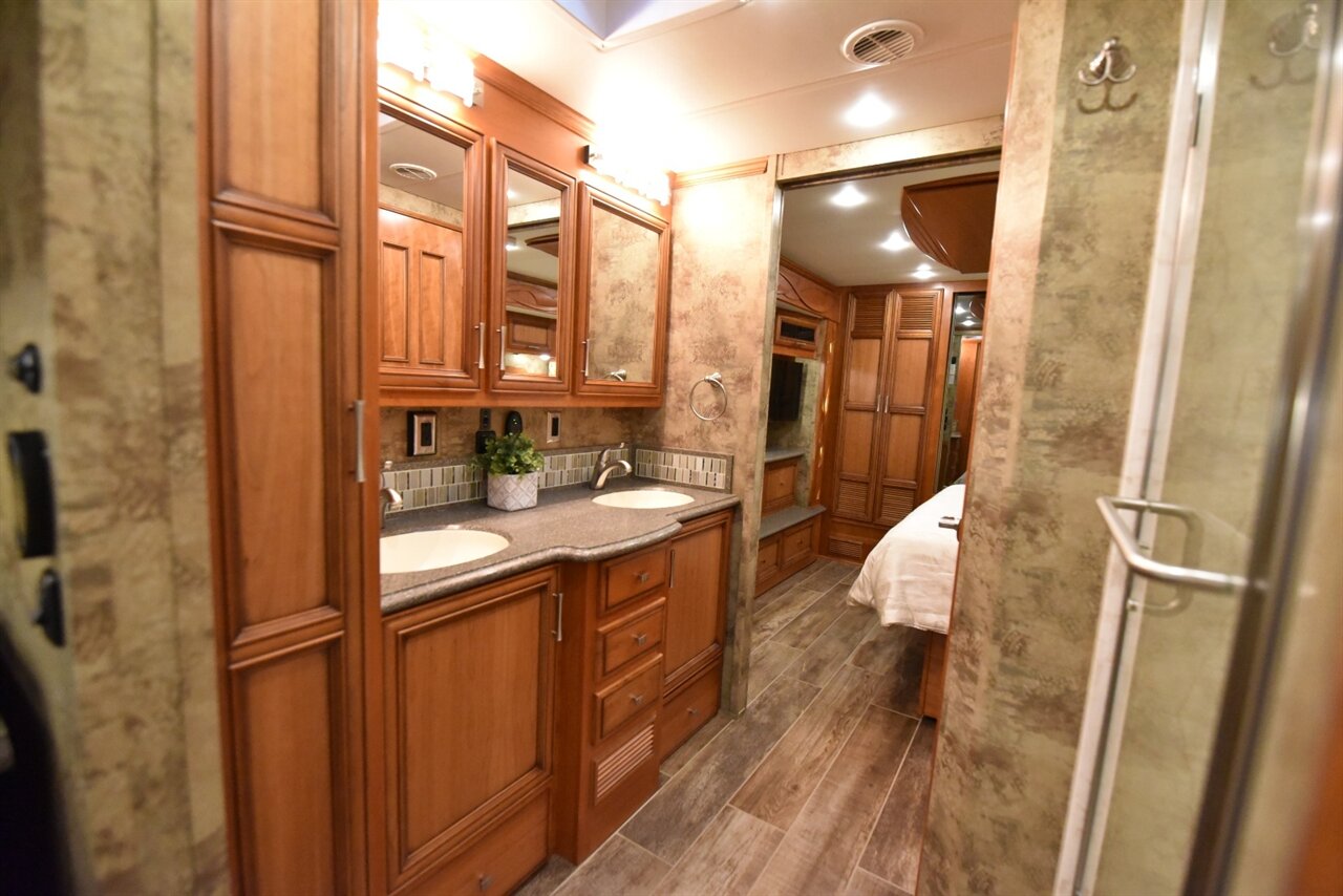 2017 Newmar Ventana 3724 - Photo 32 - Orange, CA 92867