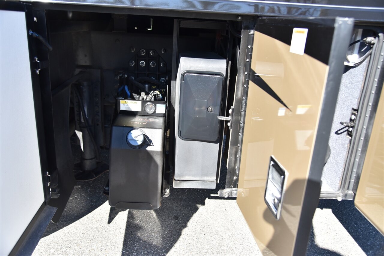 2017 Newmar Ventana 3724 - Photo 52 - Orange, CA 92867