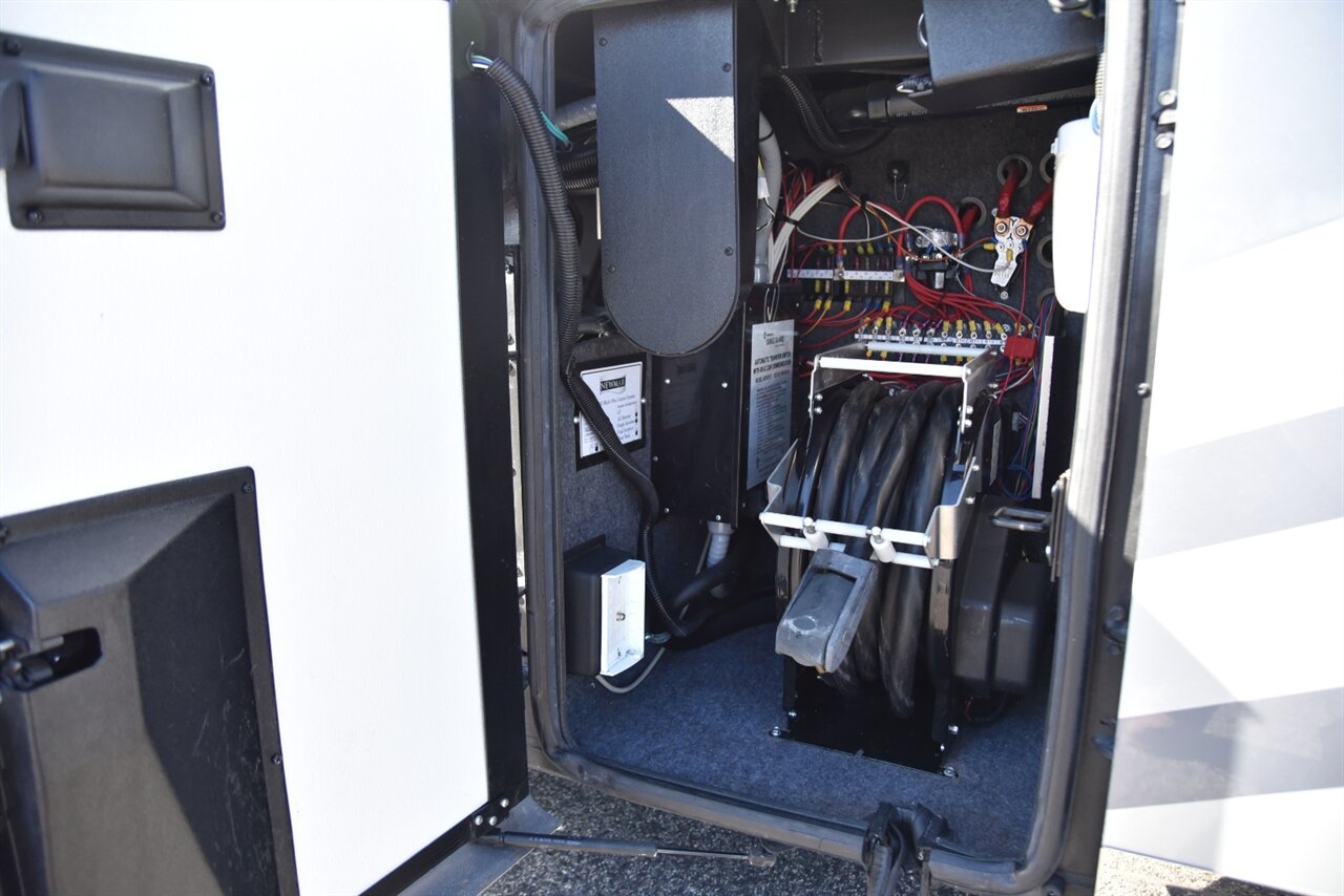 2020 Newmar Mountain Aire 4002 - Photo 41 - Orange, CA 92867