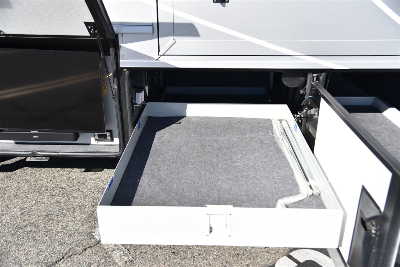 2020 Newmar Mountain Aire 4002 - Photo 33 - Orange, CA 92867