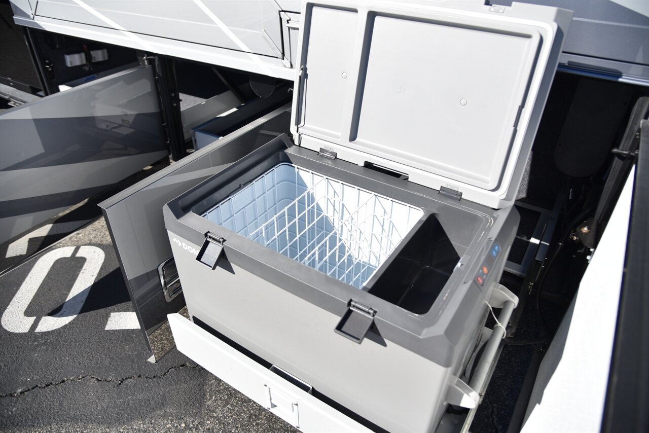 2020 Newmar Mountain Aire 4002 - Photo 30 - Orange, CA 92867