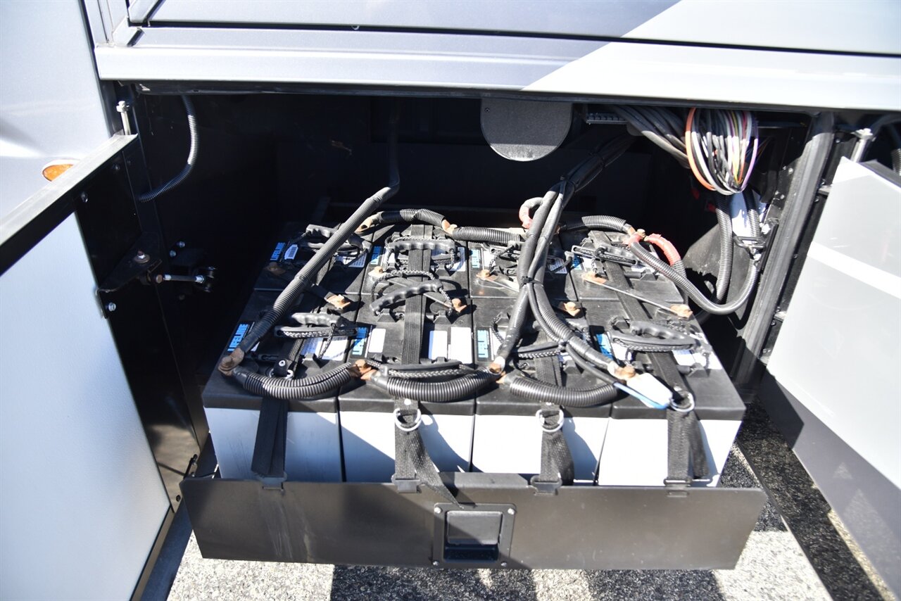 2020 Newmar Mountain Aire 4002 - Photo 38 - Orange, CA 92867