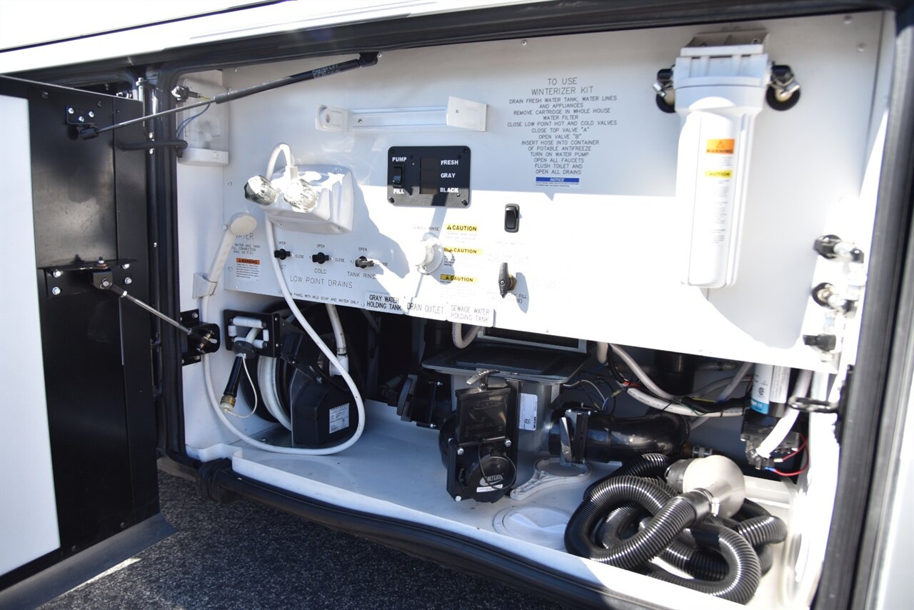 2020 Newmar Mountain Aire 4002 - Photo 42 - Orange, CA 92867