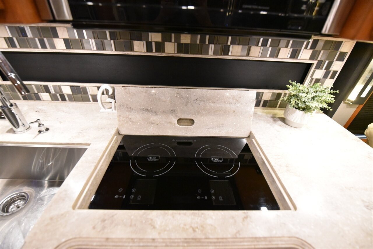 2019 Tiffin Allegro Bus 40IP   - Photo 55 - Orange, CA 92867