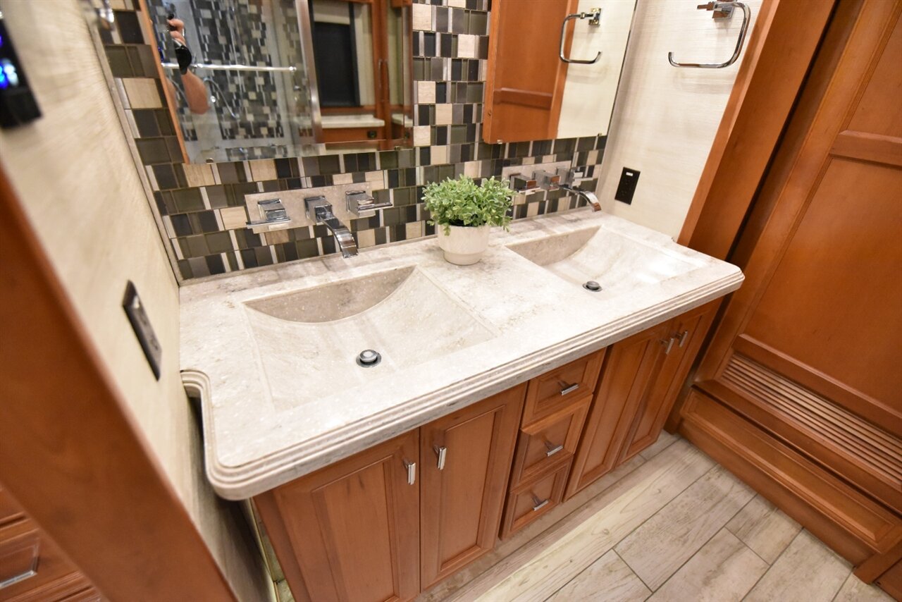 2019 Tiffin Allegro Bus 40IP   - Photo 74 - Orange, CA 92867