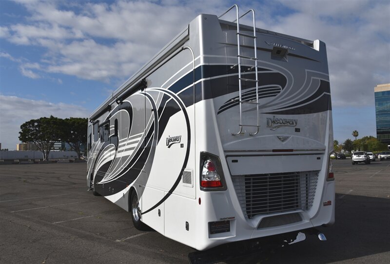 2024 Fleetwood Discovery LXE 40M   - Photo 4 - Orange, CA 92867