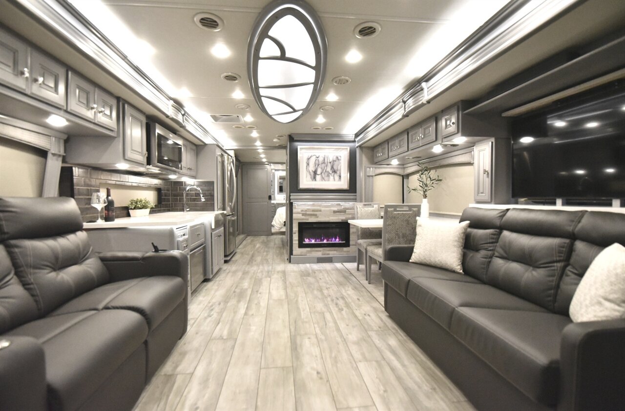 2024 Fleetwood Discovery LXE 40M   - Photo 16 - Orange, CA 92867