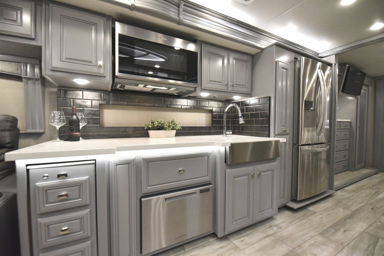 2024 Fleetwood Discovery LXE 40M   - Photo 21 - Orange, CA 92867