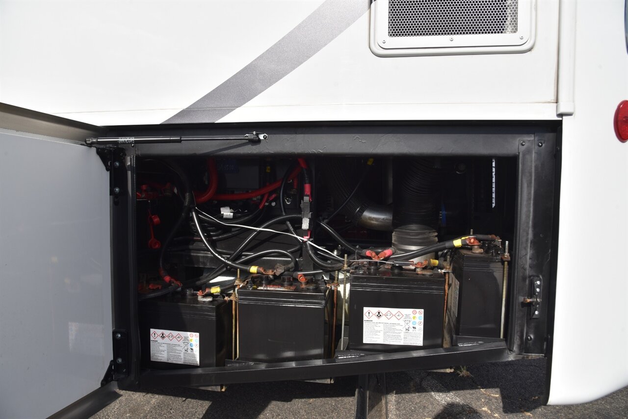 2024 Fleetwood Discovery LXE 40M   - Photo 43 - Orange, CA 92867