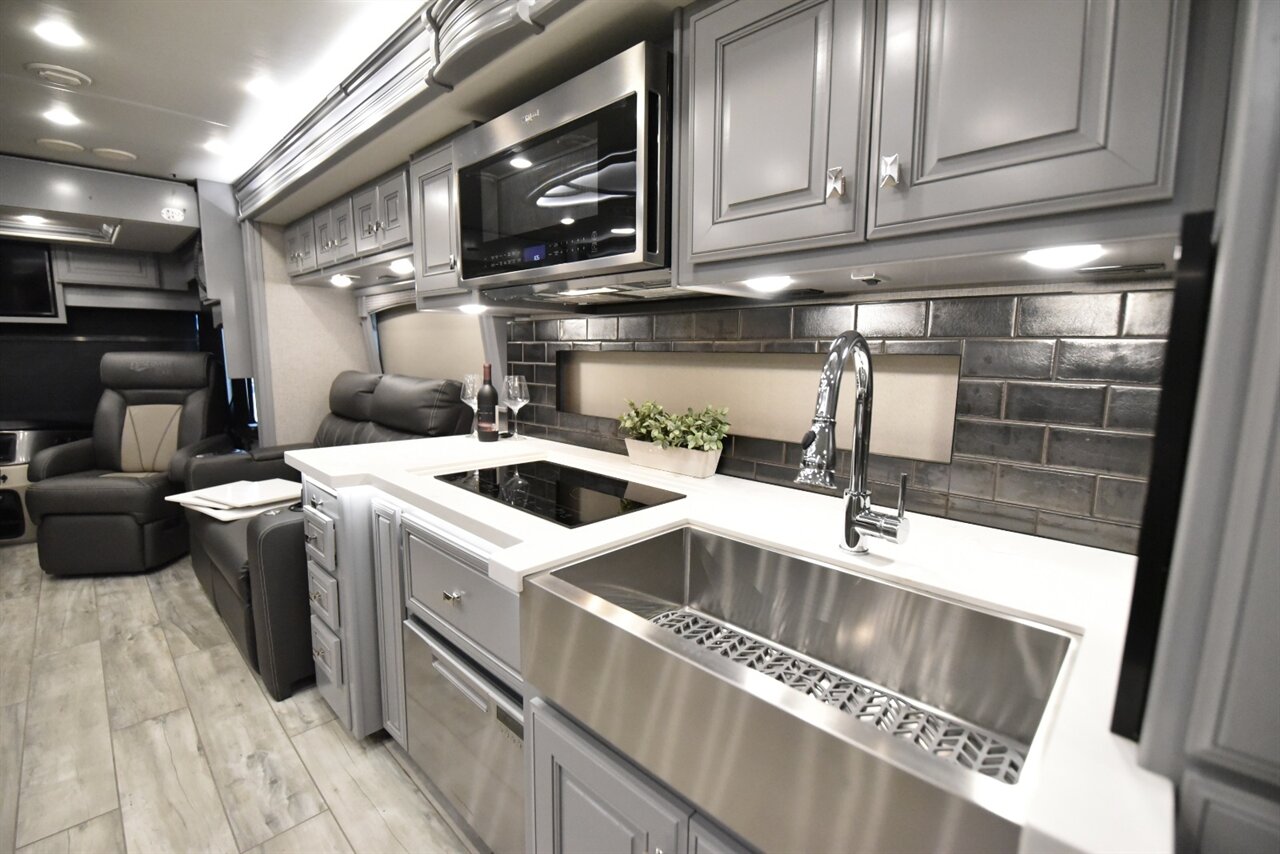 2024 Fleetwood Discovery LXE 40M   - Photo 23 - Orange, CA 92867