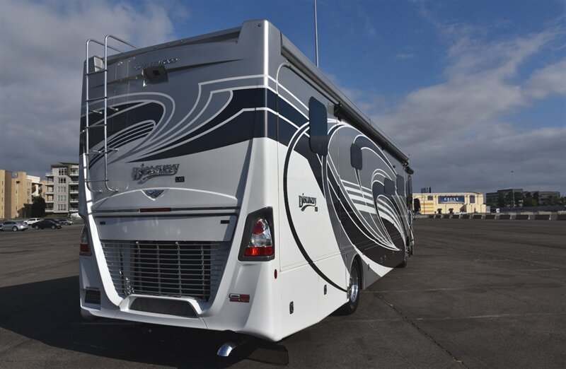 2024 Fleetwood Discovery LXE 40M   - Photo 3 - Orange, CA 92867