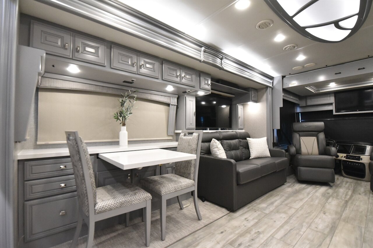 2024 Fleetwood Discovery LXE 40M   - Photo 26 - Orange, CA 92867