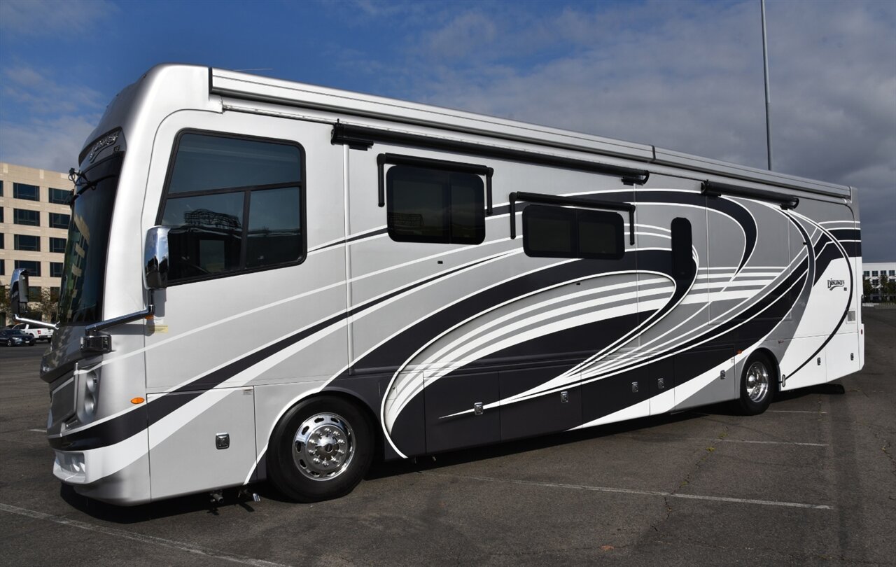 2024 Fleetwood Discovery LXE 40M   - Photo 12 - Orange, CA 92867