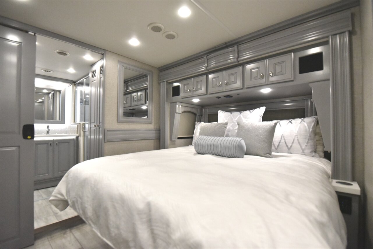 2024 Fleetwood Discovery LXE 40M   - Photo 32 - Orange, CA 92867