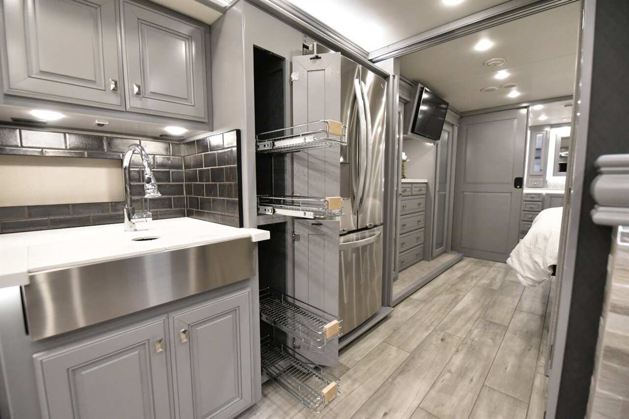 2024 Fleetwood Discovery LXE 40M   - Photo 24 - Orange, CA 92867