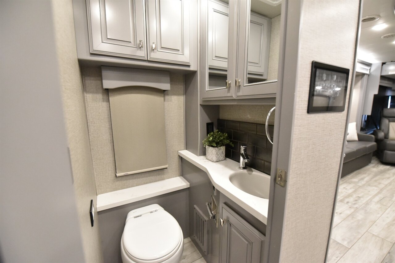 2024 Fleetwood Discovery LXE 40M   - Photo 29 - Orange, CA 92867