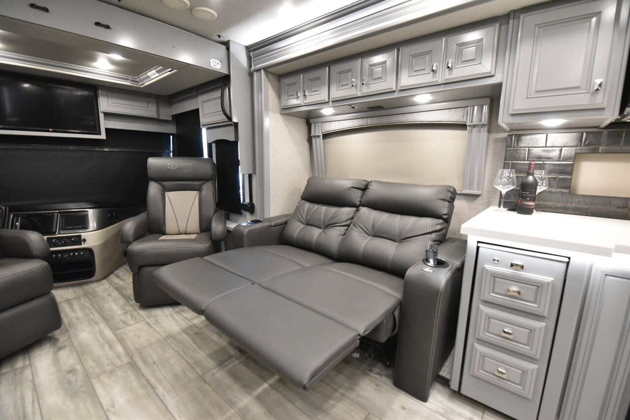 2024 Fleetwood Discovery LXE 40M   - Photo 19 - Orange, CA 92867