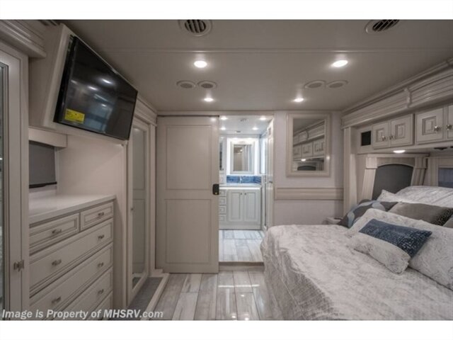 2024 Fleetwood Discovery LXE   - Photo 9 - Orange, CA 92867