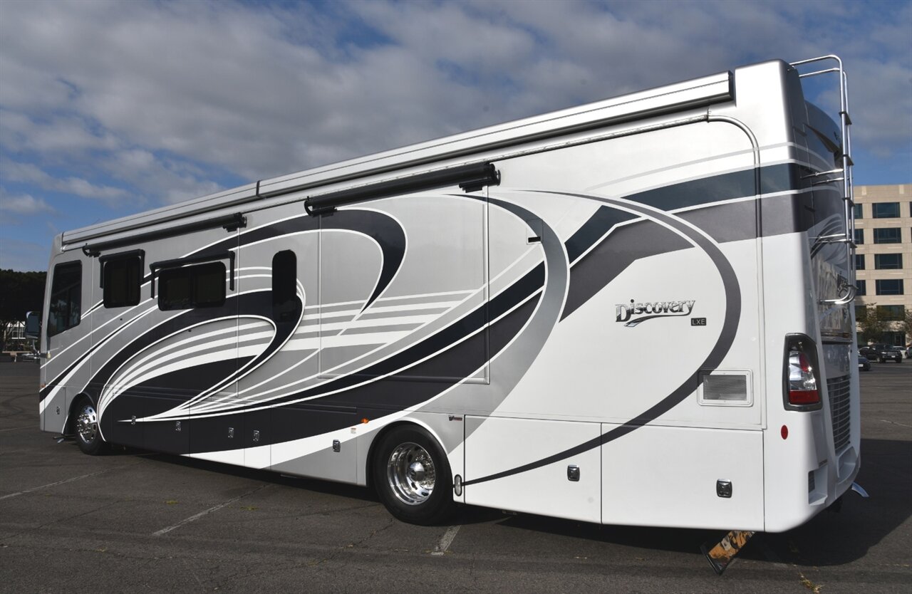 2024 Fleetwood Discovery LXE 40M   - Photo 6 - Orange, CA 92867