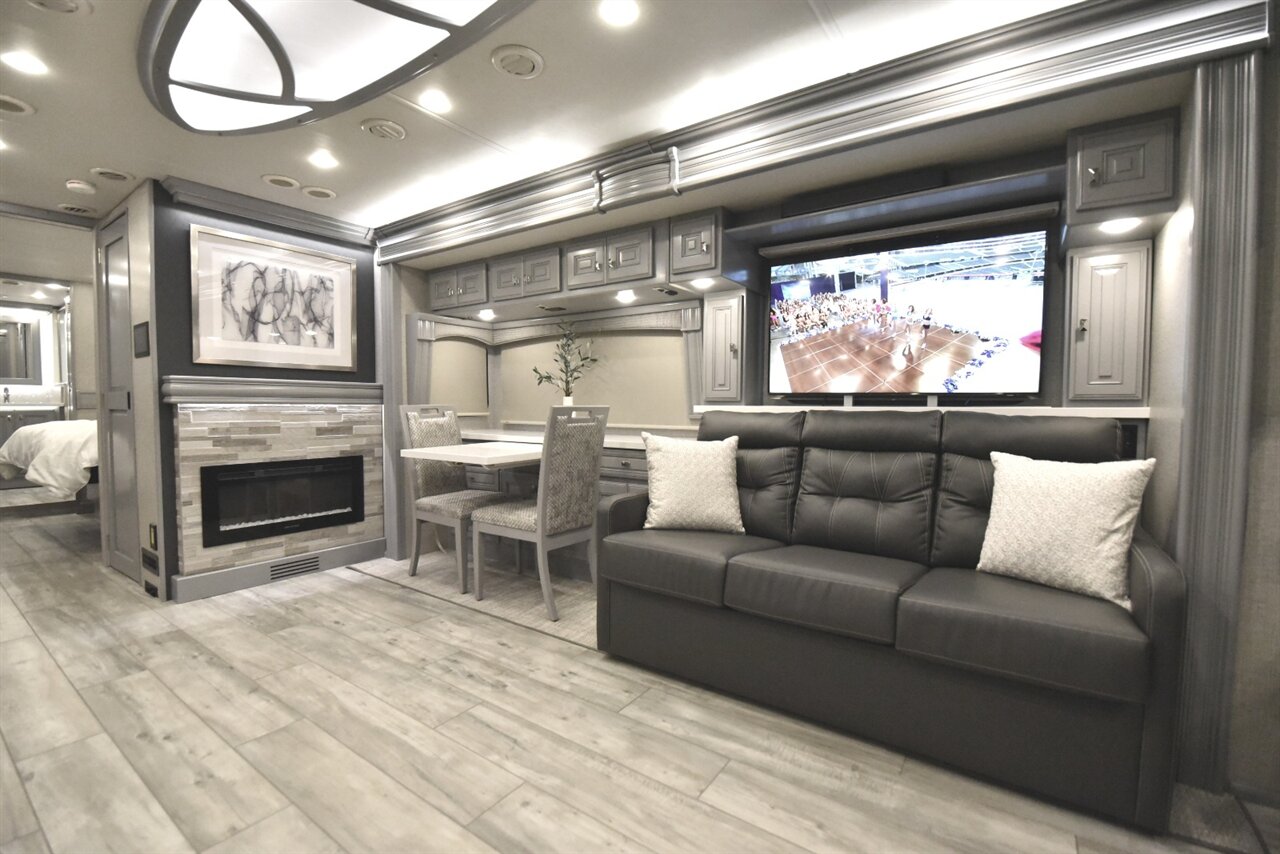 2024 Fleetwood Discovery LXE 40M   - Photo 17 - Orange, CA 92867