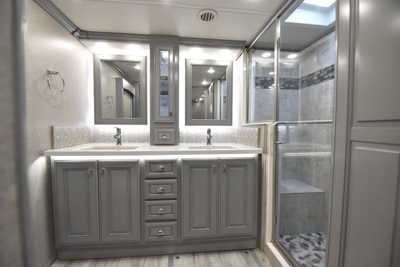 2024 Fleetwood Discovery LXE 40M   - Photo 36 - Orange, CA 92867