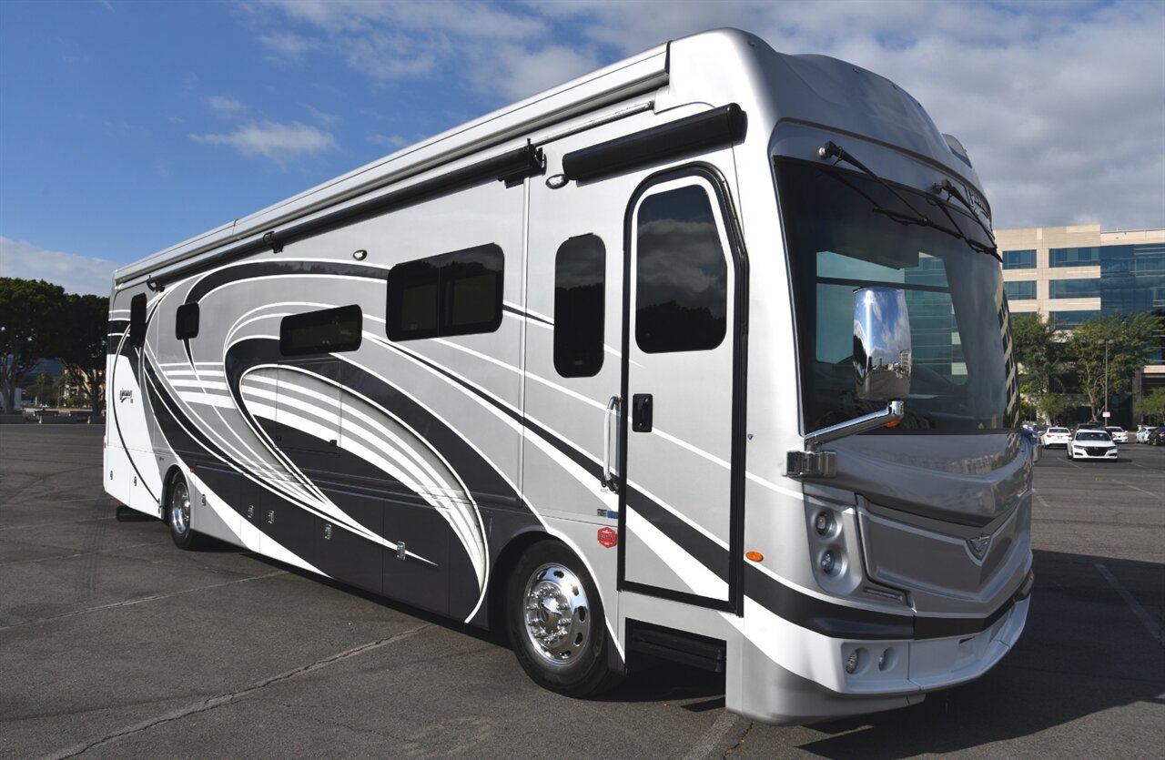 2024 Fleetwood Discovery LXE 40M   - Photo 8 - Orange, CA 92867