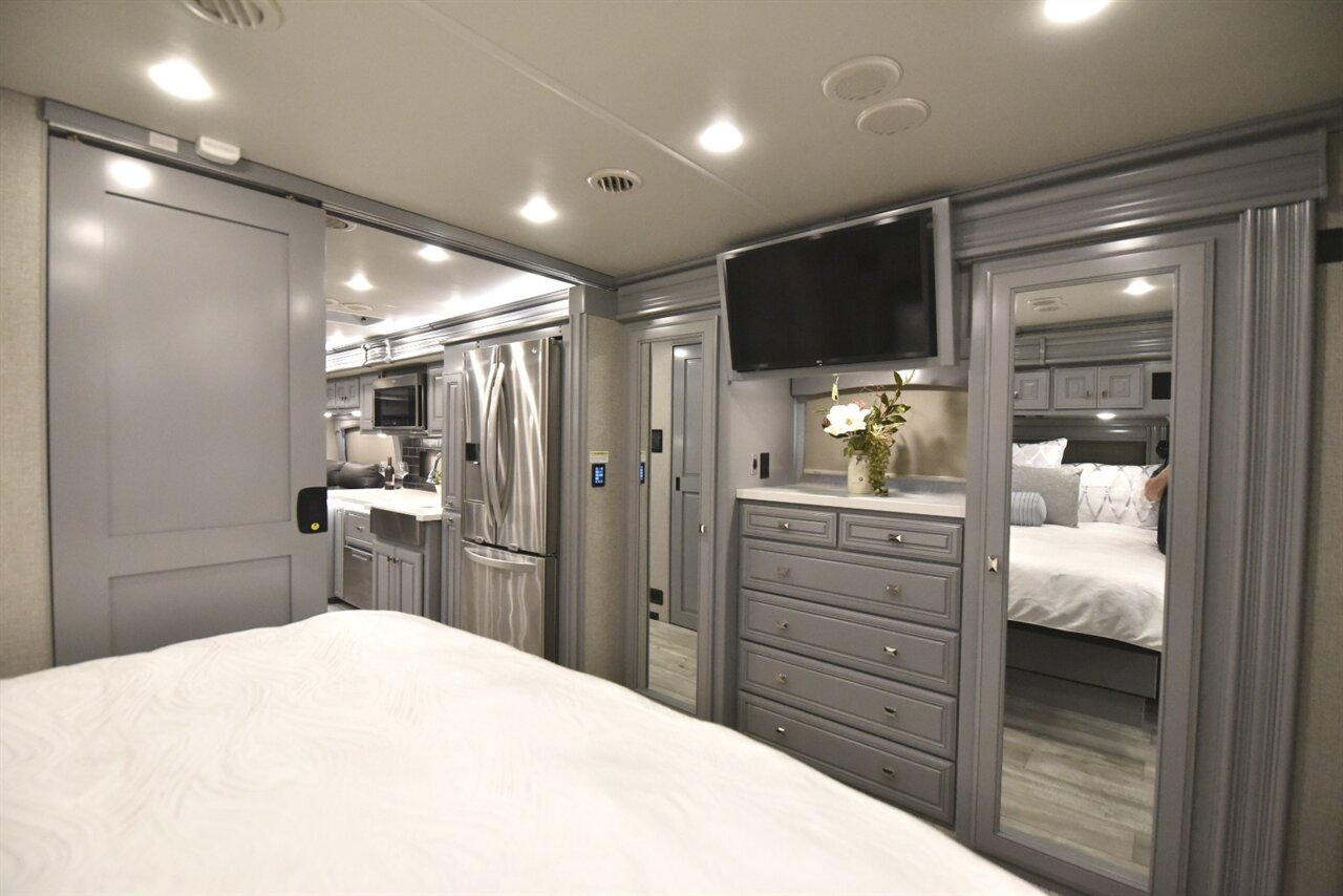 2024 Fleetwood Discovery LXE 40M   - Photo 33 - Orange, CA 92867