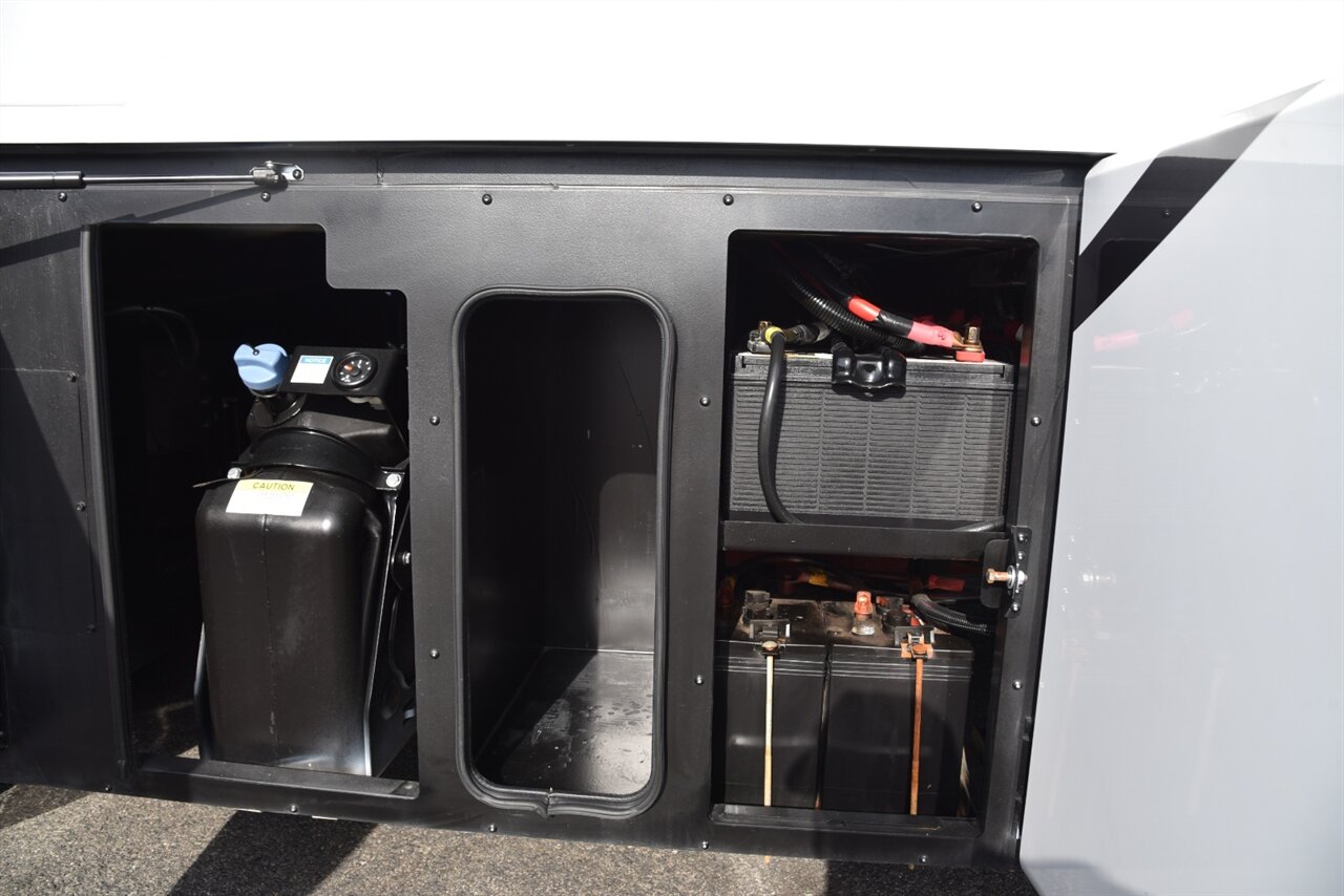 2024 Fleetwood Discovery LXE 40M   - Photo 44 - Orange, CA 92867