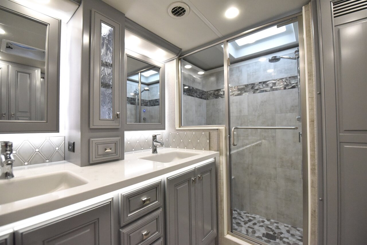 2024 Fleetwood Discovery LXE 40M   - Photo 38 - Orange, CA 92867