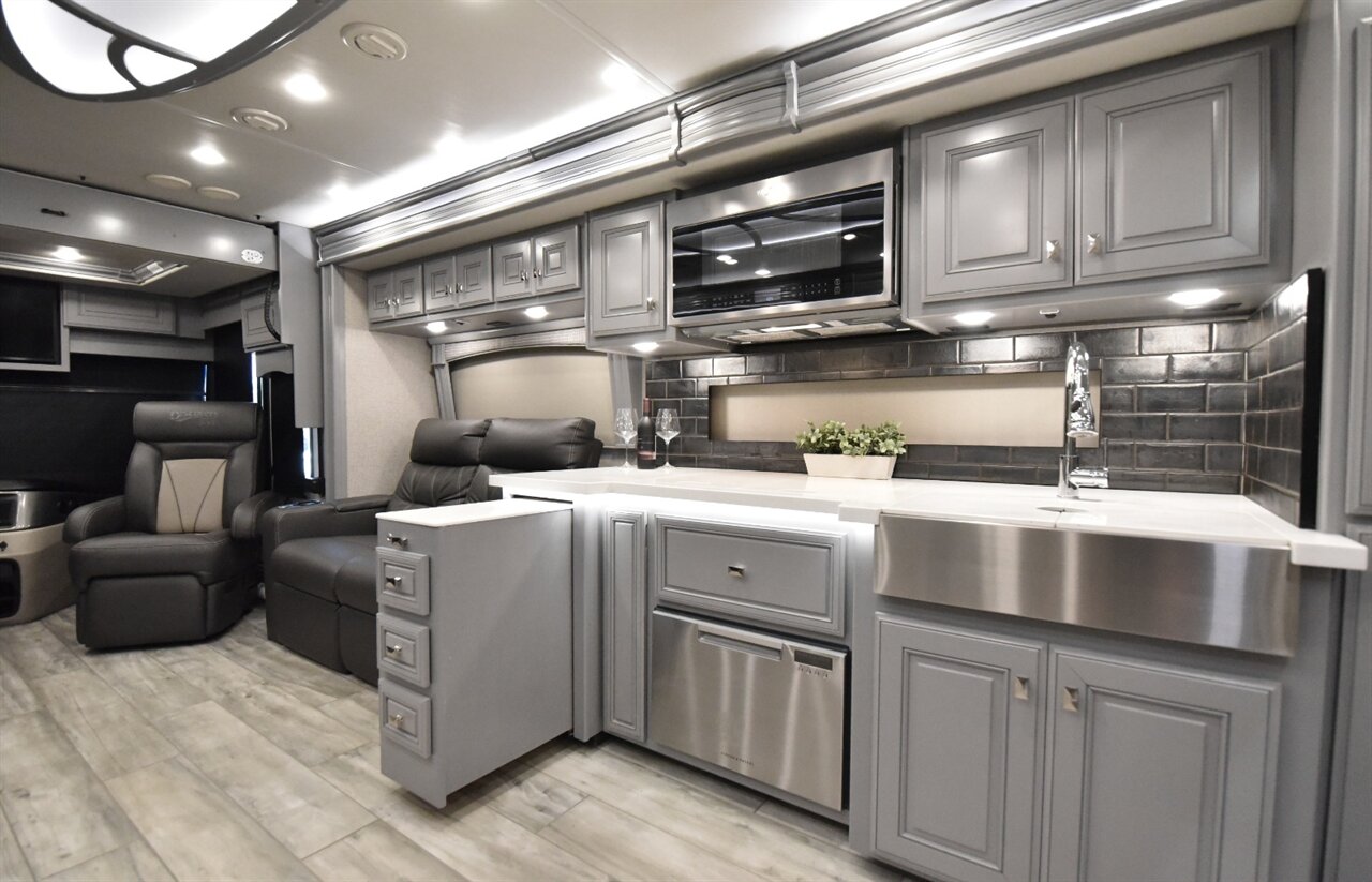 2024 Fleetwood Discovery LXE 40M   - Photo 22 - Orange, CA 92867