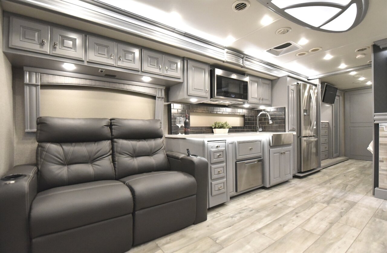 2024 Fleetwood Discovery LXE 40M   - Photo 18 - Orange, CA 92867