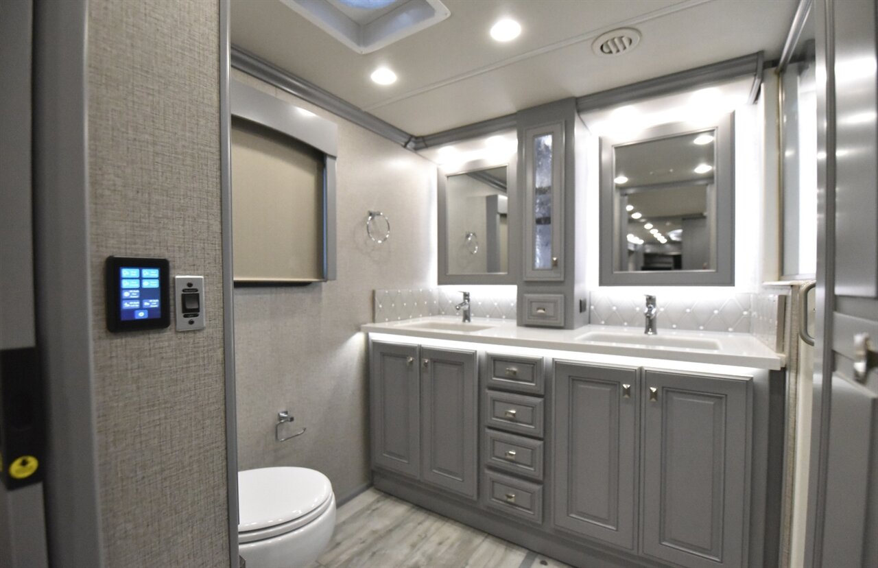 2024 Fleetwood Discovery LXE 40M   - Photo 37 - Orange, CA 92867