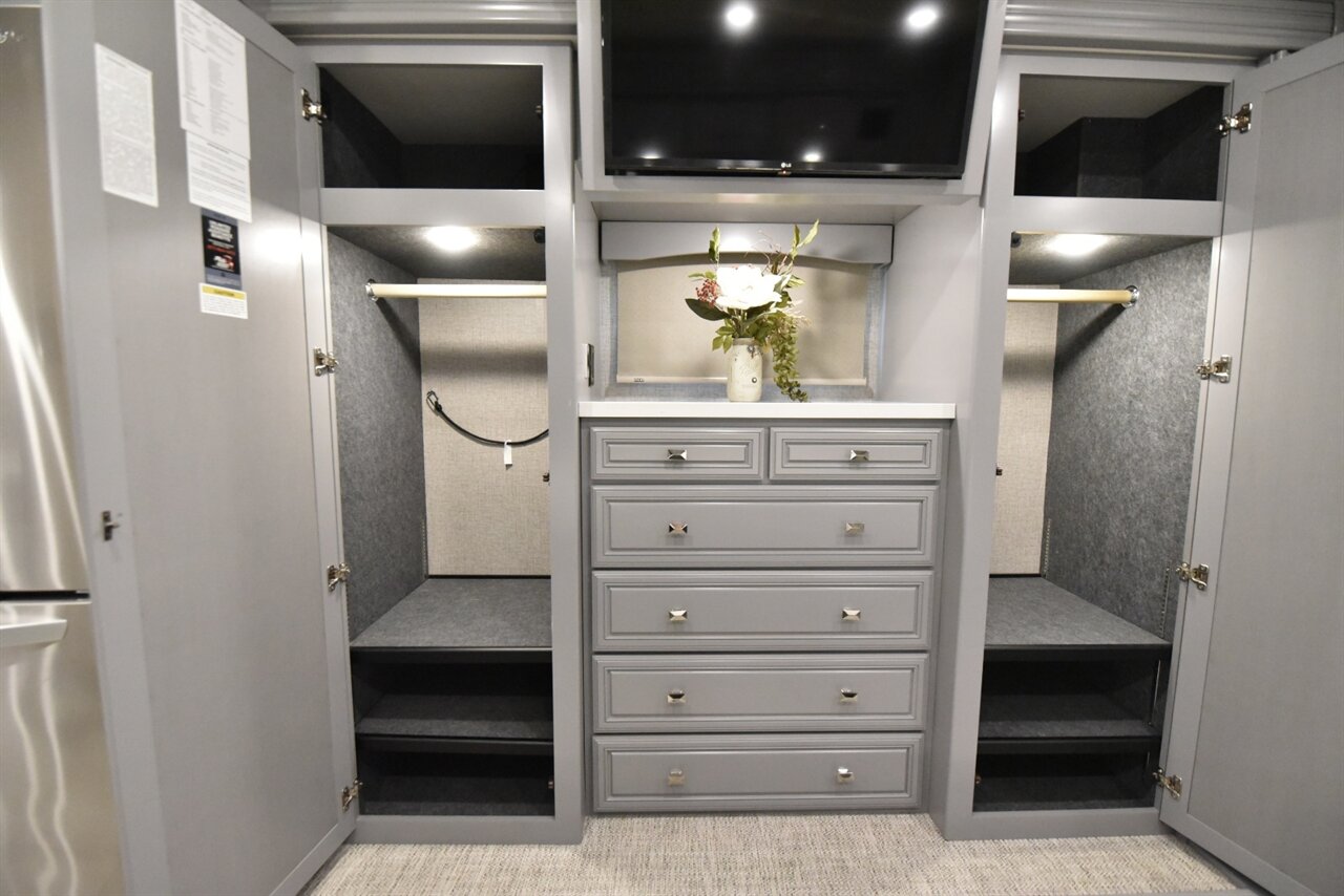 2024 Fleetwood Discovery LXE 40M   - Photo 35 - Orange, CA 92867