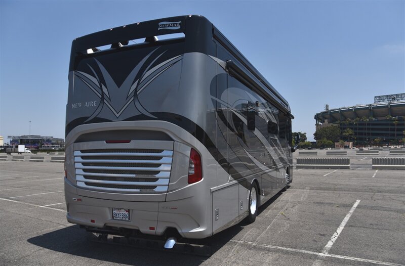 2018 Newmar New Aire 3343 - Photo 3 - Orange, CA 92867