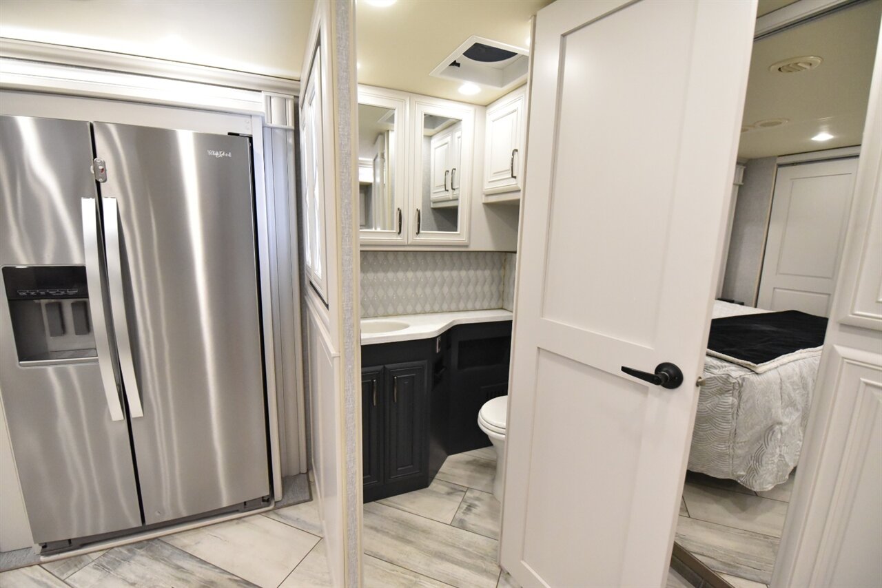 2021 Fleetwood Discovery LXE 44S - Photo 56 - Orange, CA 92867