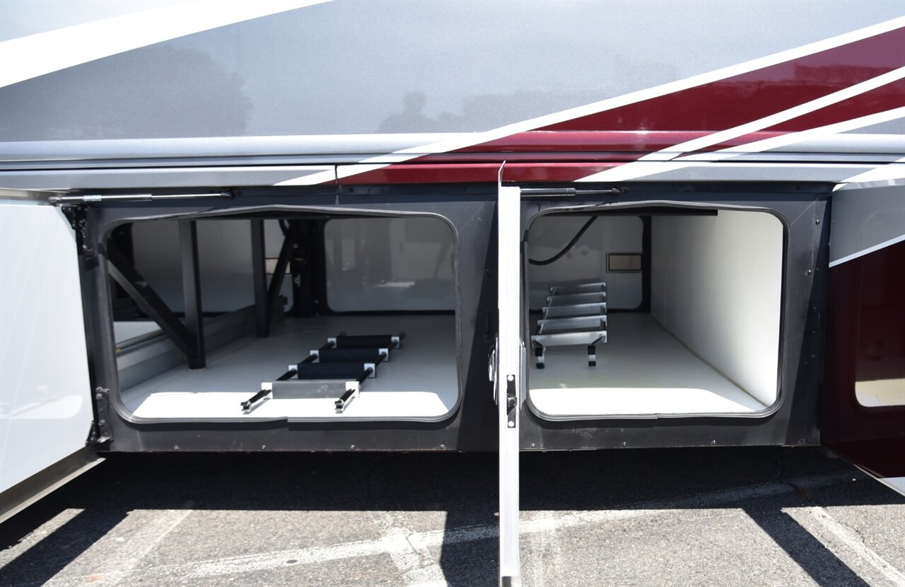 2021 Fleetwood Discovery LXE 44S - Photo 28 - Orange, CA 92867
