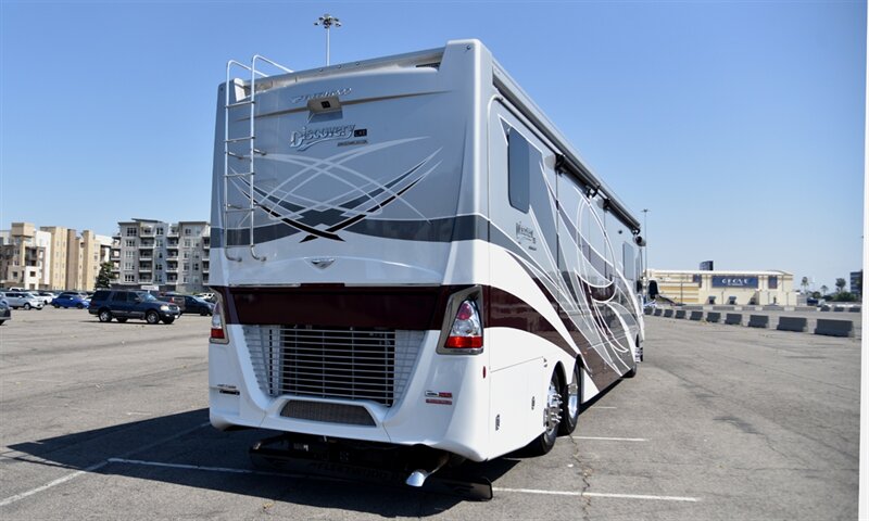 2021 Fleetwood Discovery LXE 44S - Photo 3 - Orange, CA 92867